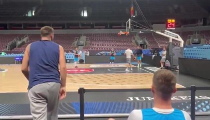 开云APP-各种玩儿！东契奇坐替补席命中超远三分后又在球员通道前投进三分